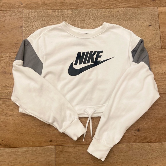 Nike Tops - Nike sweatshirt